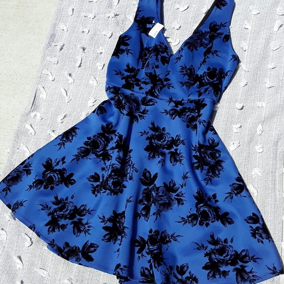 Dress - Picture 2 of 4